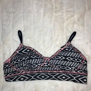 Xhilaration swim top black and white pattern size L great condition